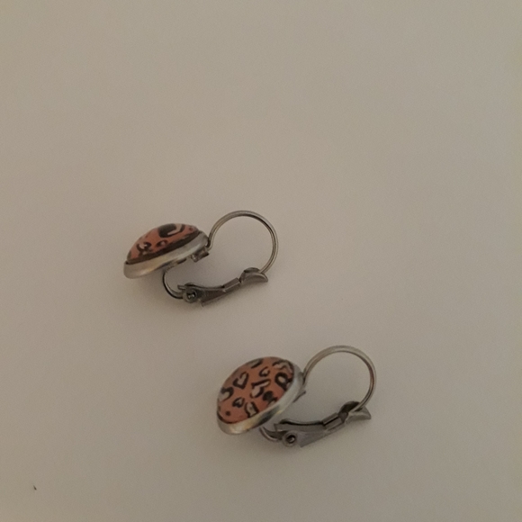 Leopard Heart leverback earrings - Picture 2 of 3